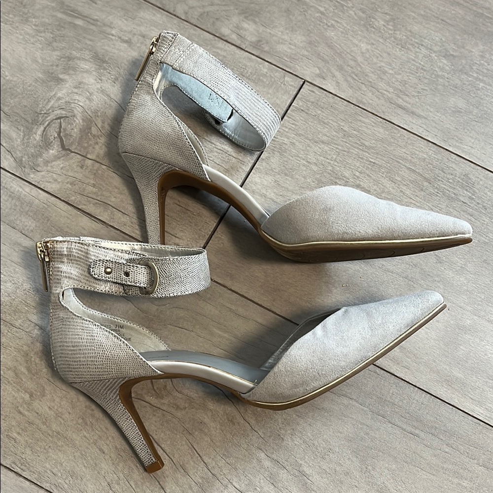 BANDOLINO Ankle Strap Vegan Suede Gray Women's Heels, 7.5